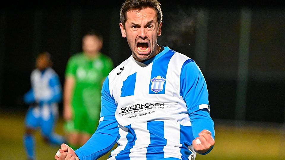 Torjägerjubel: Antonio Saponaro vom FC Aschheim erzielt einen Dreierpack gegen Waldperlach.