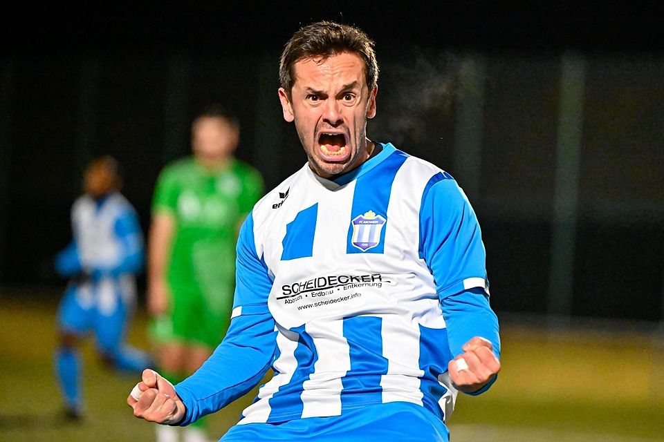 Torjägerjubel: Antonio Saponaro vom FC Aschheim erzielt einen Dreierpack gegen Waldperlach.