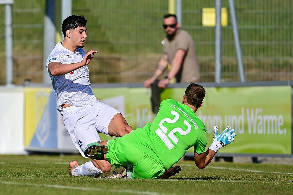 Endstation: FCI-Stürmer Ilkan Atak (l.) scheitert an Pipinsrieds Torwart Enrique Bösl.