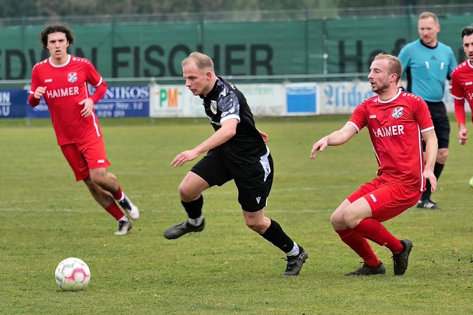Maxi Koschig (am Ball) und sein FC Ehekirchen kamen beim Tabellenschlusslicht TSV Hollenbach zu einem 1:1.