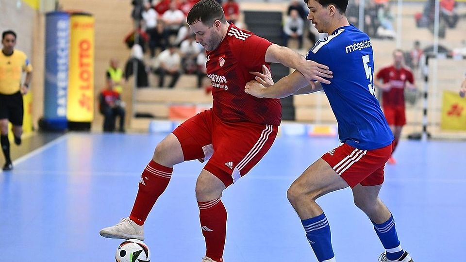 Hallen-Spezialist Bastian Lobinger (links) bestreitet in Schwarzenfeld sein erstes Hallenturnier im grünweißen Dress des FC Wernberg.