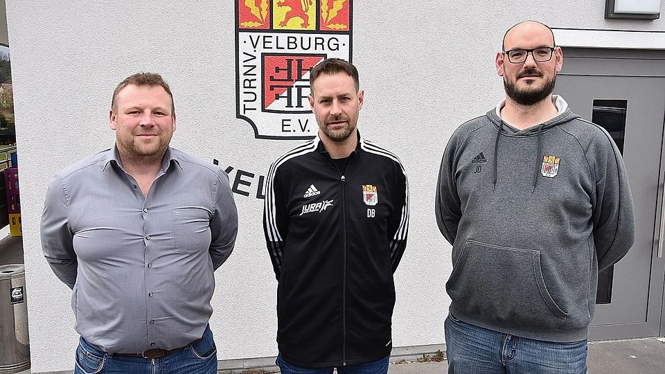 Daniel Burger (Mitte, hier bei seiner Vorstellung vor zwei Jahren) steht auch nächste Saison an der Seitenlinie des TV Velburg.