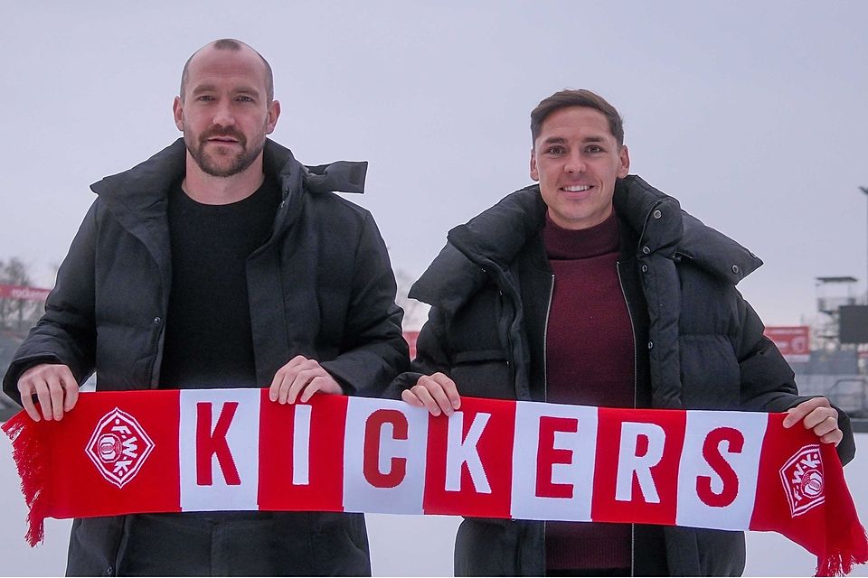 Kickers-Sportdirektor Sebastian Neumann (li.) begrüßt Martin Thomann am verschneiten Dallenberg.