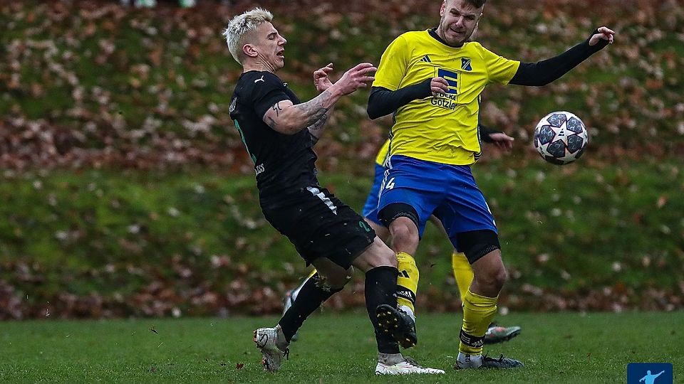 Hofkirchen (in den gelben Trikots) feiert einen wichtigen Sieg im Abstiegskampf gegen Schlusslicht Oberpolling.