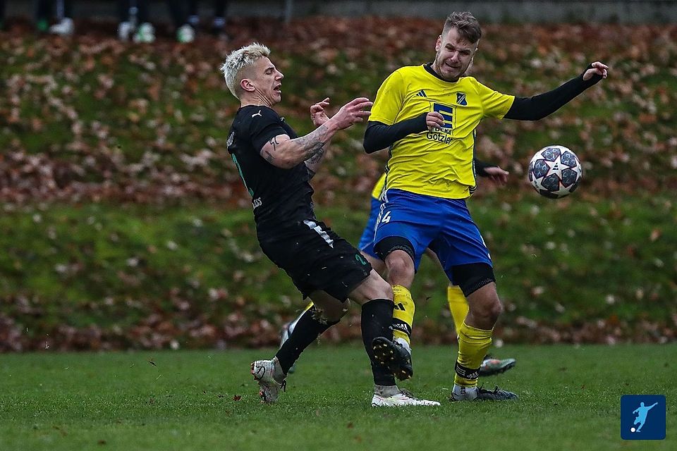 Hofkirchen (in den gelben Trikots) feiert einen wichtigen Sieg im Abstiegskampf gegen Schlusslicht Oberpolling.