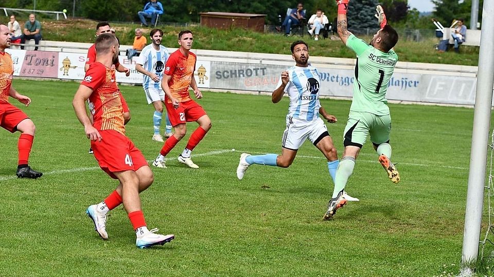 Nur der Sieger des Verfolgerduells zwischen der Germania aus Amberg (in Rot) und dem TSV Kümmerbruck (in Weiß) kann sich noch - wenn auch vermutlich geringe - Chancen ausrechnen, noch an Platz 2 zu schnuppern. Allerdings geht es ja auch um den besten Kreisklassendritten - ein zusätzliche Motivation also.