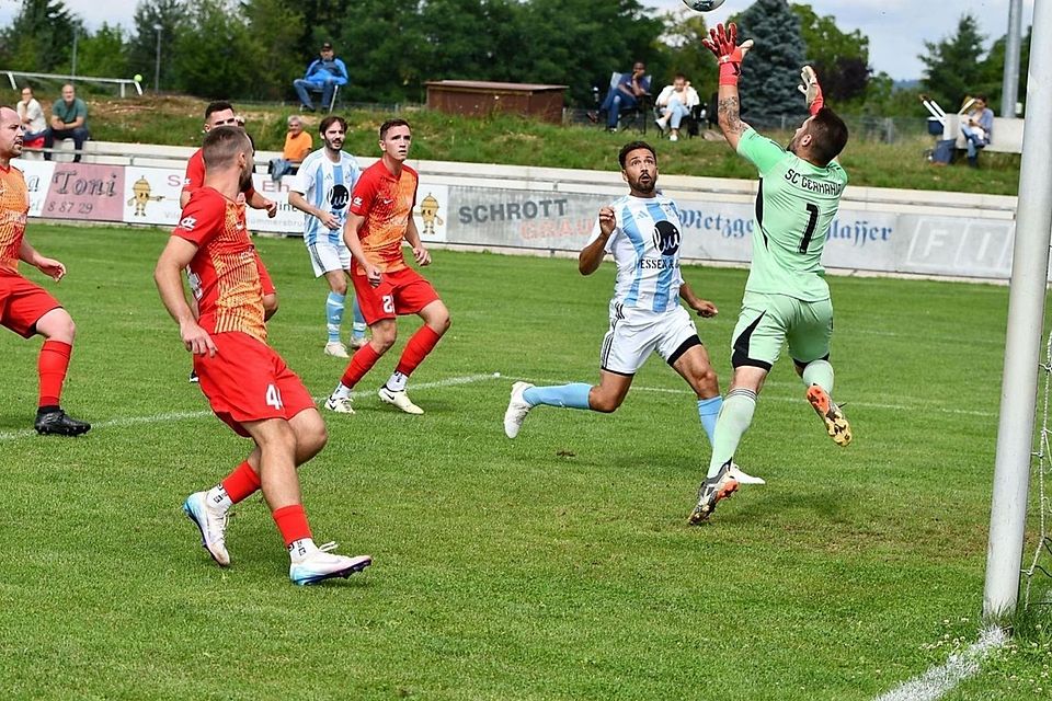 Nur der Sieger des Verfolgerduells zwischen der Germania aus Amberg (in Rot) und dem TSV Kümmerbruck (in Weiß) kann sich noch - wenn auch vermutlich geringe - Chancen ausrechnen, noch an Platz 2 zu schnuppern. Allerdings geht es ja auch um den besten Kreisklassendritten - ein zusätzliche Motivation also.