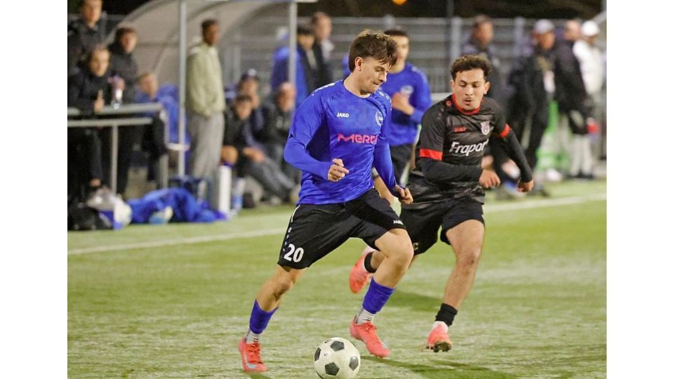 Entwischt: Spitzenreiter SG Arheilgen (links Patrick Schütz) ließ sich in der Fußball-Kreisoberliga auch von Genclerbirligi Bischofsheim (rechts Qualid Haddouti) nicht aufhalten und holte den nächsten klaren Sieg.	Foto: Peter Henrich