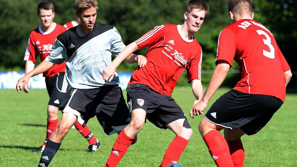 Der ASV Hollfeld (rote Trikots) hat in allen bisherigen Saisonspielen gepunktet. F: Mularczyk