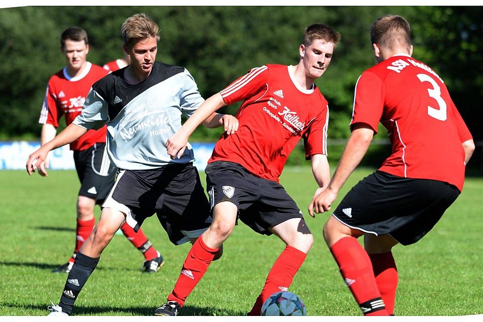 Der ASV Hollfeld (rote Trikots) hat in allen bisherigen Saisonspielen gepunktet. F: Mularczyk