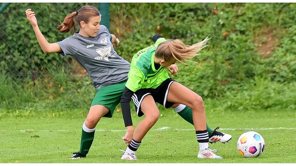 Die SG Wildenroth/Aich (graue Trikots) im Spiel gegen den SC Pöcking (in Grün).