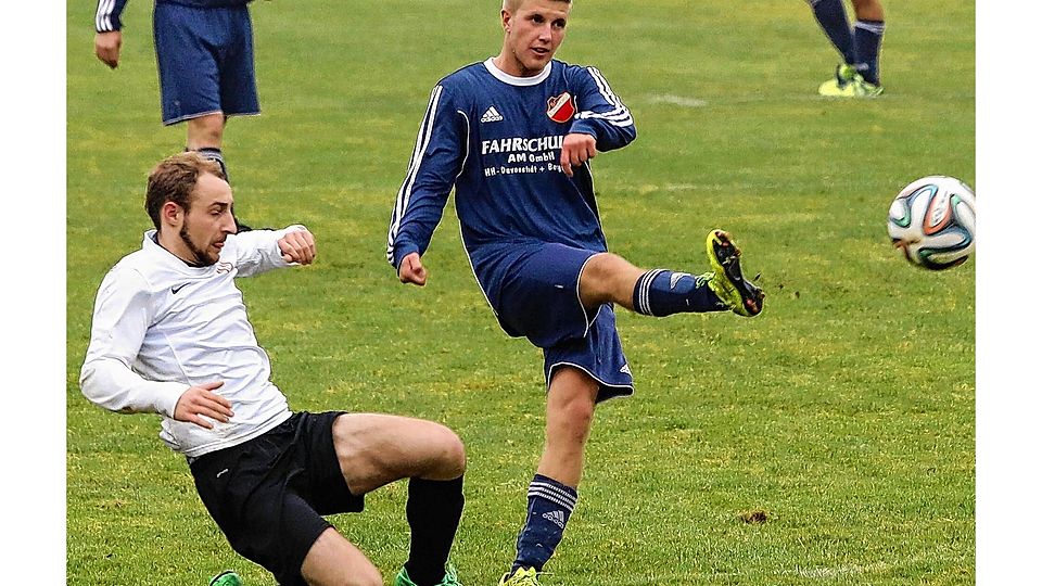 Tippkick: Elmenhorsts Torschütze Moritz Jungk (re.) trennt sich vom Ball, bevor Türkspors Pawel Skrzypczak herankommt. Foto: un