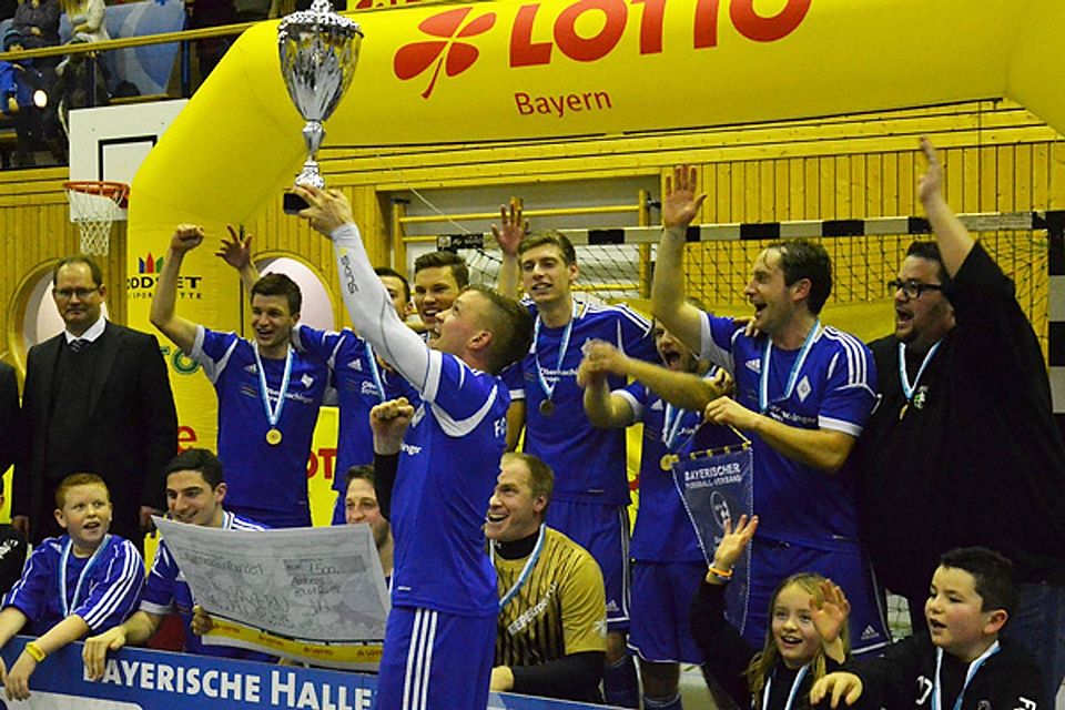 Zum ersten Mal in der Vereinsgeschichte durfte der FC Deisenhofen den bayerischen Hallenpokal in die Luft strecken. F: Giesecke