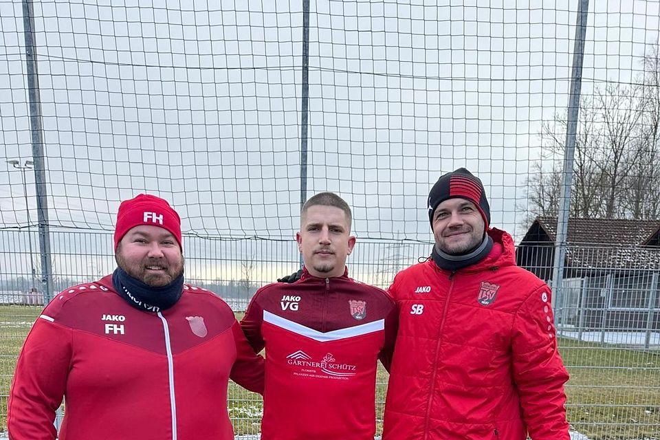 Zum Trainingsauftakt begrüßten die Trainer (li.) Flo Heppert und (re.) Sascha Bergmann Neuzugang Valentin Grusz