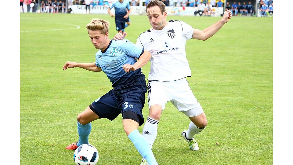 Gärtringens Angreifer Kevin Kemmler (rechts) im Zweikampf mit Lukas Scepanek (Kickers) Foto: Eibner