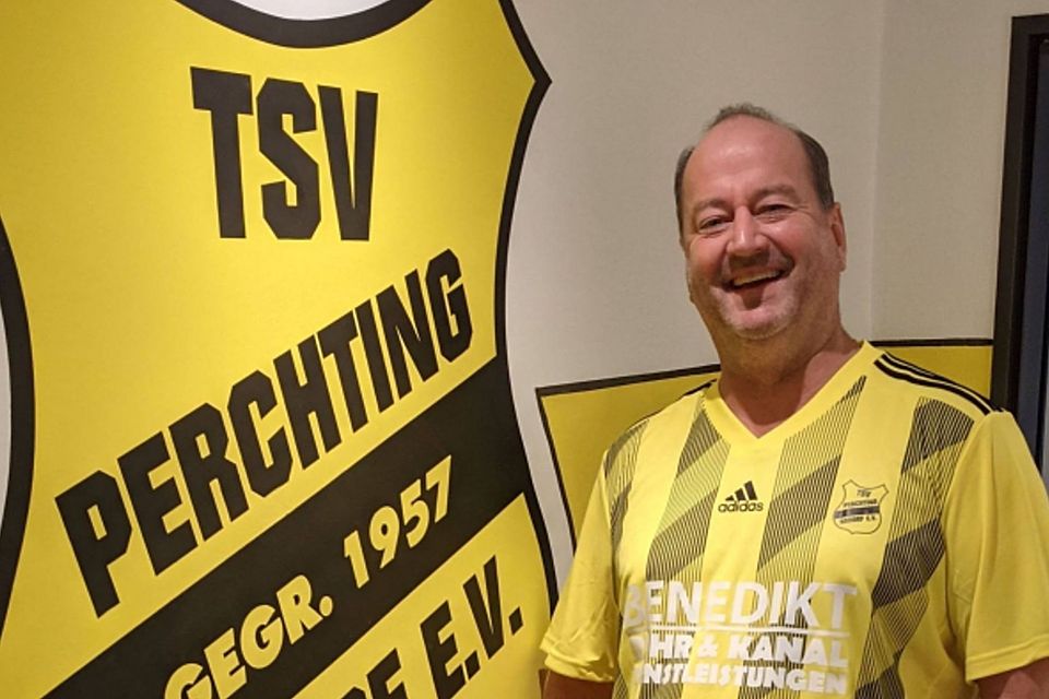 Schreiner Heiko Schäfer bot seine handwerklichen Tätigkeiten kostenlos an. Nun strahlen TSV-Vereinsheim und Sportgelände in neuem Glanz. 