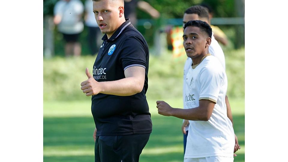 Daumen hoch: Trainer Luca Bergemann kam mit dem FCA Darmstadt zuletzt zu einem Punkt in der Fußball-Verbandsliga. Am Samstag soll erneut Zählbares her.	Foto: Peter Henrich