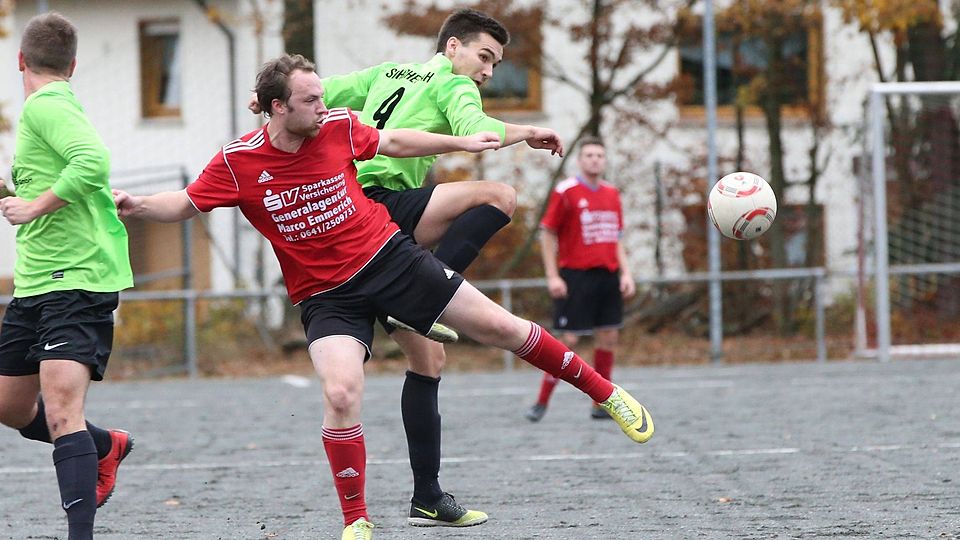 Turbulente Szene in turbulentem Spiel:  Dorlars Siegtorschütze Jan Ferber (vorn) im Duell mit Tim-Felix Griebel.