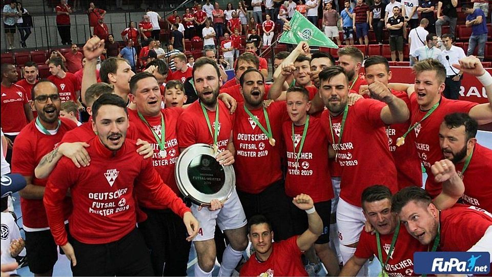 Ausgelassen feiert der frisch gebackene nationale Futsalmeister TSV Weilimdorf den Titelgewinn.