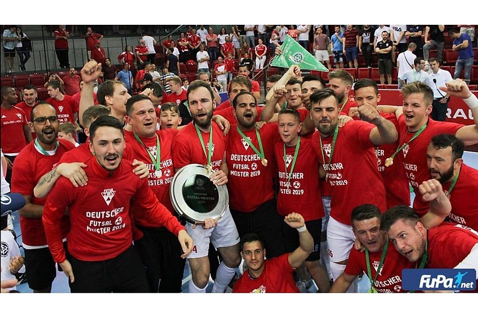 Ausgelassen feiert der frisch gebackene nationale Futsalmeister TSV Weilimdorf den Titelgewinn.