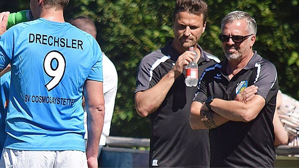 Marco Löring (Mitte) und Gerald von Zehmen werden künftig nicht mehr gemeinsam an der Seitenlinie des Landesligisten SV Cosmos Aystetten stehen.	F.: Oliver Reiser