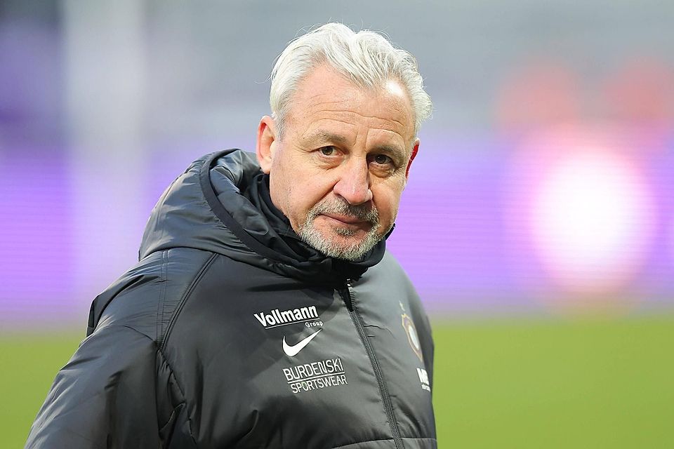 Ein Fußballtrainer schaut in die Kamera