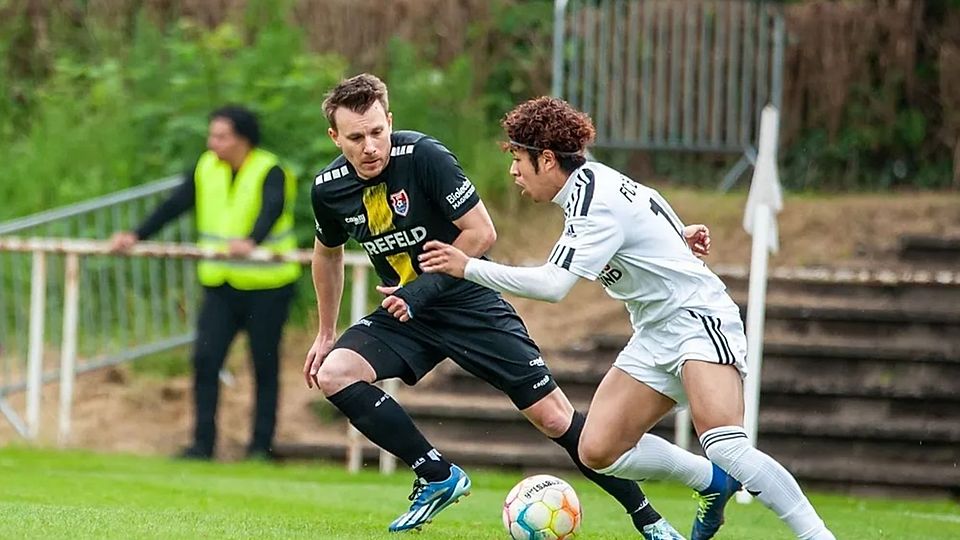 Shunta Onishi (am Ball) wechselt zur SG Benrath-Hassels.