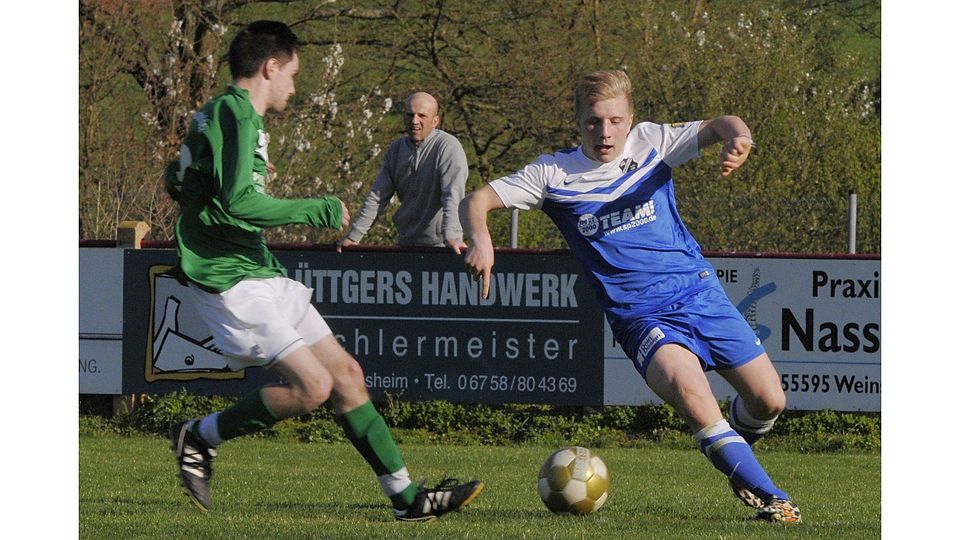 Im Spitzenspiel der A-Junioren setzte sich Weinsheim (in blauen Trikots, hier mit Luca Valerius) mit einem 5:1 vom Zweiten aus Baumholder ab, hat jetzt bei einem Spiel mehr vier Punkte Vorsprung.	Foto: Sturm
