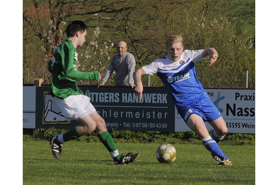 Im Spitzenspiel der A-Junioren setzte sich Weinsheim (in blauen Trikots, hier mit Luca Valerius) mit einem 5:1 vom Zweiten aus Baumholder ab, hat jetzt bei einem Spiel mehr vier Punkte Vorsprung.	Foto: Sturm