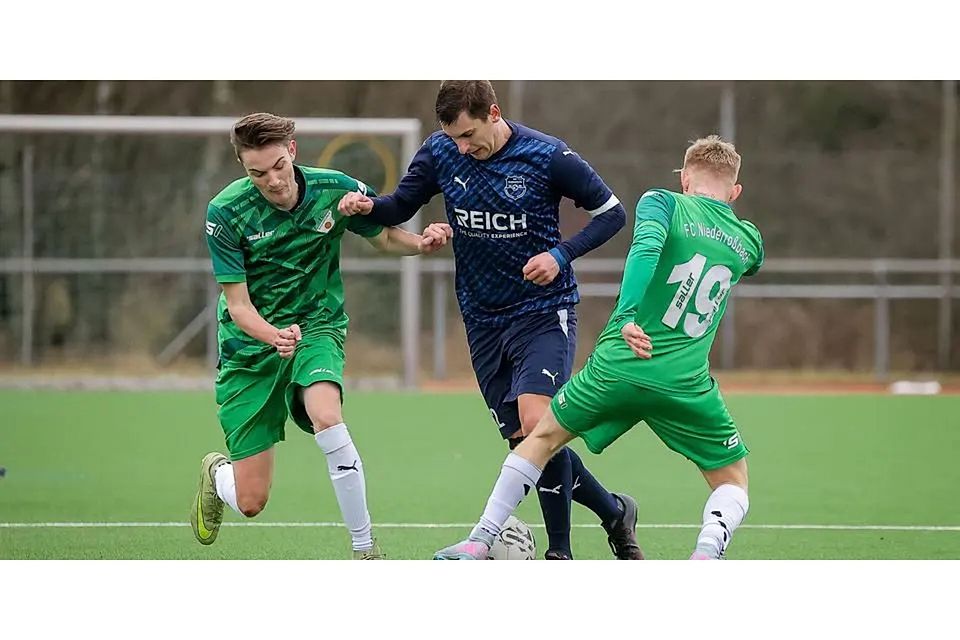 Szene aus der Partie SG Eschenburg II - FC Niederrossbach: Der Eschenburger Bastian Reiprich (Mitte) versucht, zwischen Lenni Wohlrab (l.) und Anfernee Hof durchzukommen. © Jonathan Ortmann