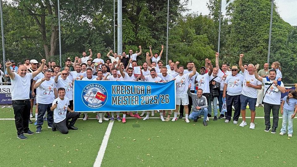 Jubel ohne Ende: Die Mannschaft des SC Meso-Nassau hat unter Trainer Markus Bozan ihr großes Ziel erreicht und die Kreisoberliga-Rückkehr perfekt gemacht. 	Foto: Frank Heinen