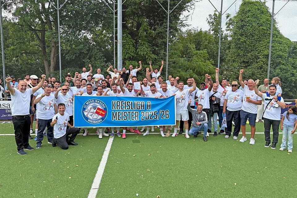 Jubel ohne Ende: Die Mannschaft des SC Meso-Nassau hat unter Trainer Markus Bozan ihr großes Ziel erreicht und die Kreisoberliga-Rückkehr perfekt gemacht. Foto: Frank Heinen Jubel ohne Ende: Die Mannschaft des SC Meso-Nassau hat unter Trainer Markus Bozan ihr großes Ziel erreicht und die Kreisoberliga-Rückkehr perfekt gemacht. Foto: Frank Heinen