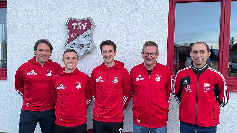 von links nach rechts: Spartenleiter Uli Köberl, der künftige Trainer Stephan Philipp, Co-Trainer Sigi Wilhelm, 2. Vorstand Christoph Hilz und Trainer der Zweiten Mannschaft Josef Lenz.