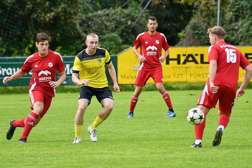 Der FC Emmering (gelbe Trikots) im Spiel gegen RW Überacker (in Rot).