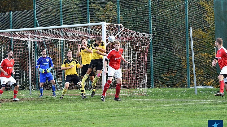 Großkampfstimmung herrscht in Irchenrieth, wenn die DJK (in Rot-Weiß) mit dem alten Rivalen SV Waldau (in Gelb-Schwarz) die Klingen kreuzt.