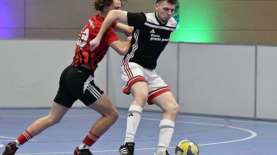 Torjäger Volker Lorenz (rechts) und die SpVgg Vohenstrauß fahren als Titel-Mitfavorit nach Weiden.