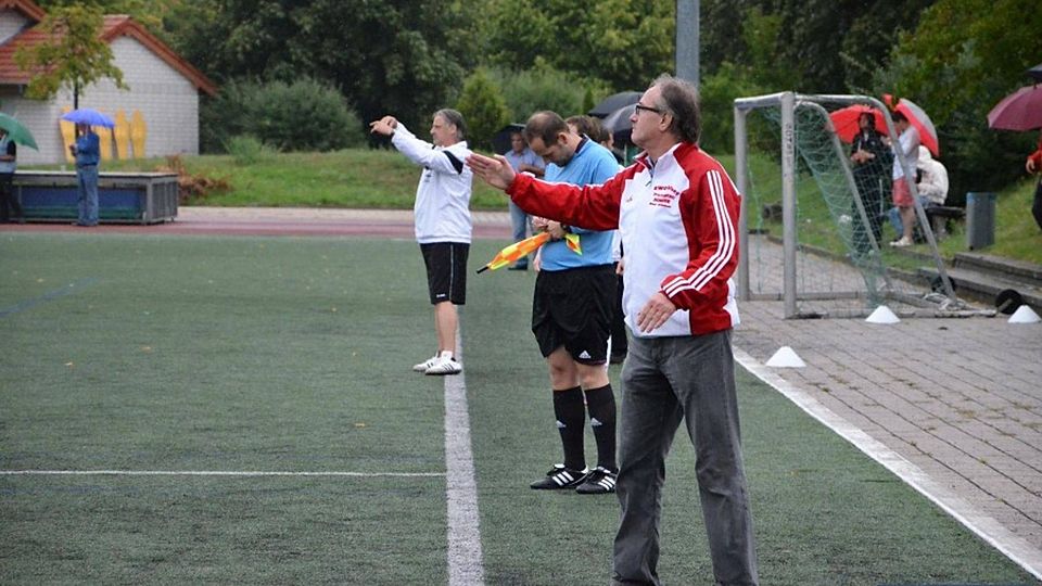 Bislang stand der neue Coach von RWO Alzey nur beim Auswärtsspiel in Finthen an der Seitenlinie. Nun gibt Engelbert Klag sein Heimdebüt. (Foto: Torsten Boor)