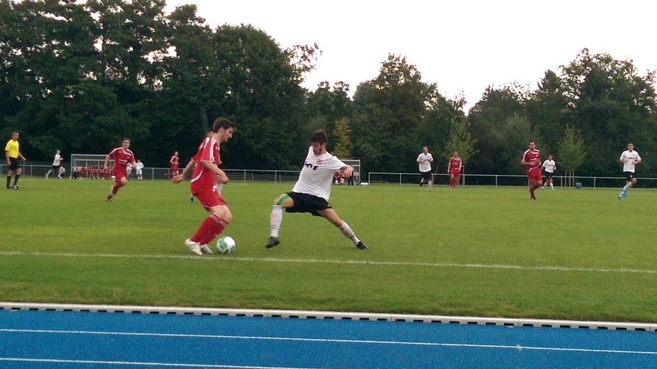 Björn Roth verteidigt gegen motivierte Orlener. / Foto: fupa.net
