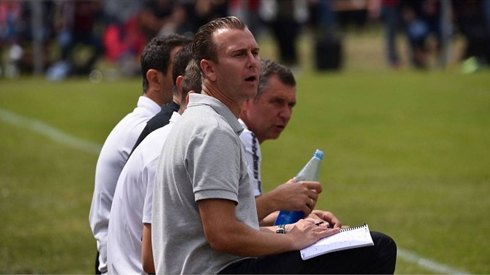 In Höchst gibt Daniel Steuernagel als Cheftrainer der Offenbacher Kickers gewohnt lautstarke Anweisungen. 	Foto: erg