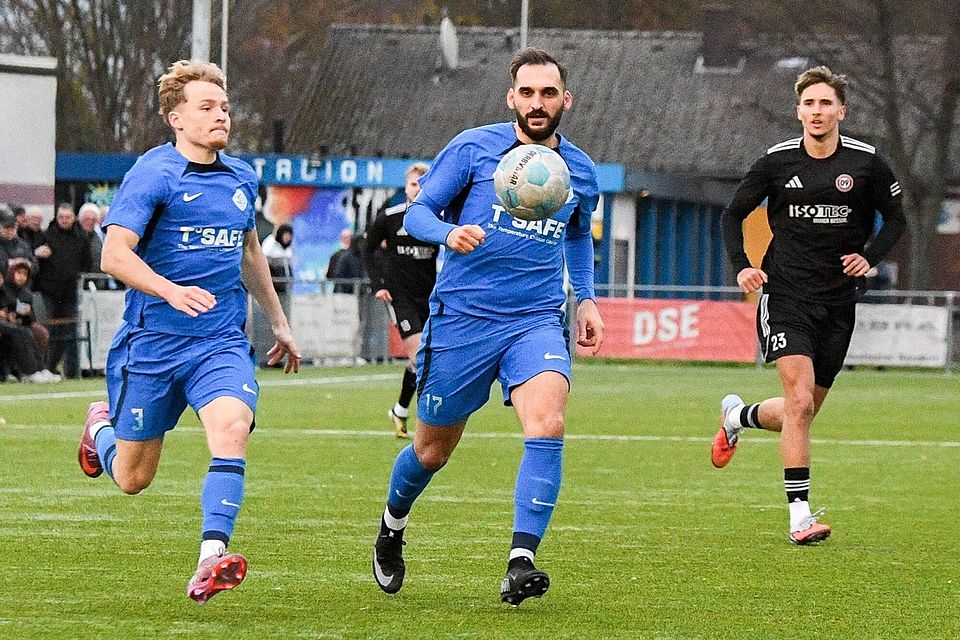 Die Sportfreunde Düren, auf dem Bild Hagen Blohm (links) und Xhelal Kurtaliqi, hoffen, endlich auswärts etwas Zählbares zu holen. Die Sportfreunde Düren, auf dem Bild Hagen Blohm (links) und Xhelal Kurtaliqi, hoffen, endlich auswärts etwas Zählbares zu holen.