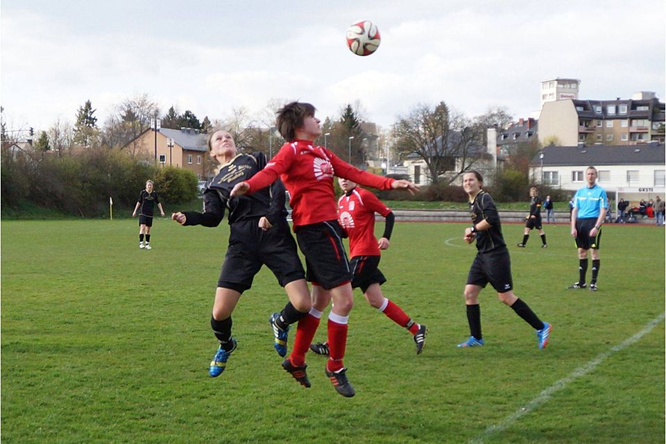 Die letzten Duelle zwischen dem FFC Hof (rote Trikots) und dem FC Moosburg konnten die Hoferinnen für sich entscheiden.  F: Mühlstädt