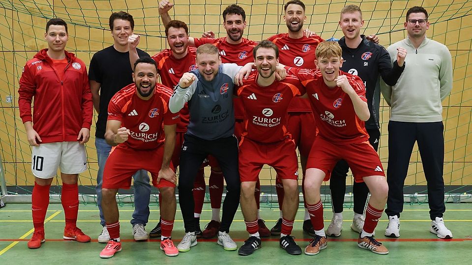 In der Bezirksliga top und auch in der Halle bärenstark: Eine Woche nach dem Lebenshilfe-Turnier wurden die Tarforster erneut Sieger. Links: Osburgs Vorsitzender Florian Wiesenthauer. Rechts: Turnierchef Nico Thömmes. 