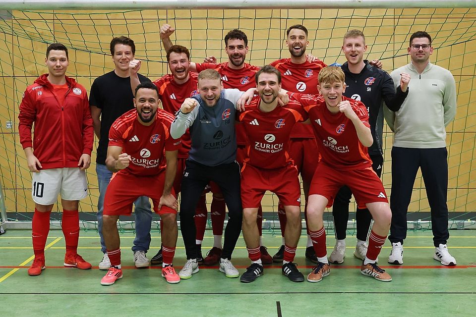In der Bezirksliga top und auch in der Halle bärenstark: Eine Woche nach dem Lebenshilfe-Turnier wurden die Tarforster erneut Sieger. Links: Osburgs Vorsitzender Florian Wiesenthauer. Rechts: Turnierchef Nico Thömmes. 
