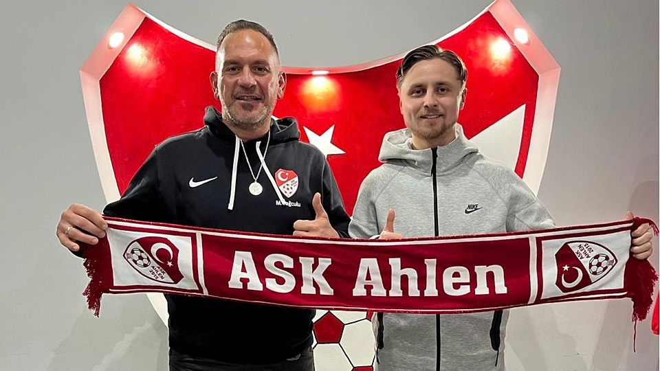 Musa Sagculu, Vorsitzender von Bezirksligist ASK Ahlen, begrüßt Neuzugang Tekin Gencoglu (r.).