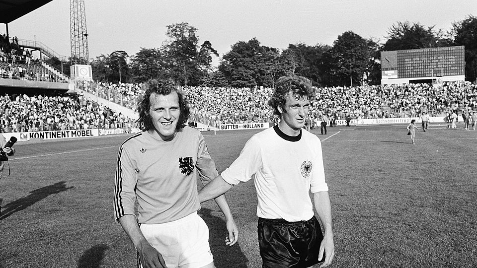 Rainer Bonhof (rechts) mit dem niederländischen Nationalspieler René van de Kerkhof.