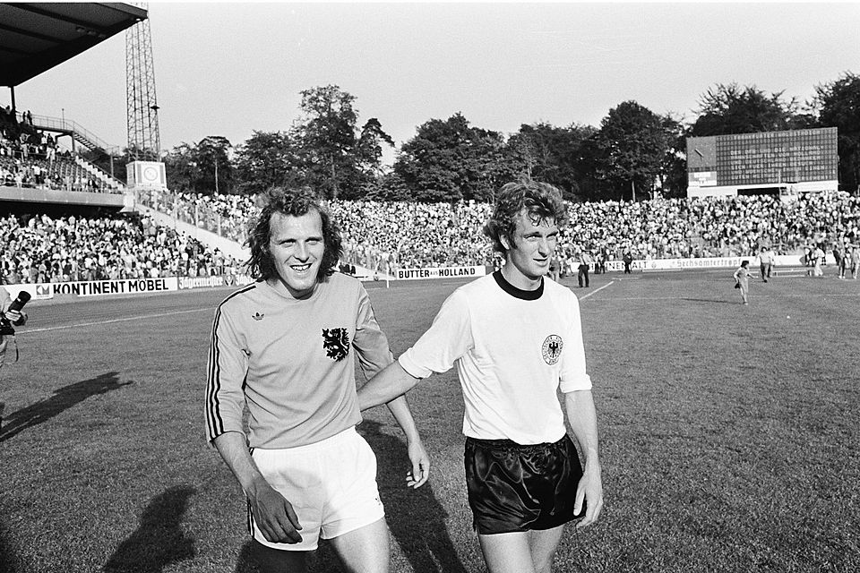 Rainer Bonhof (rechts) mit dem niederländischen Nationalspieler René van de Kerkhof.