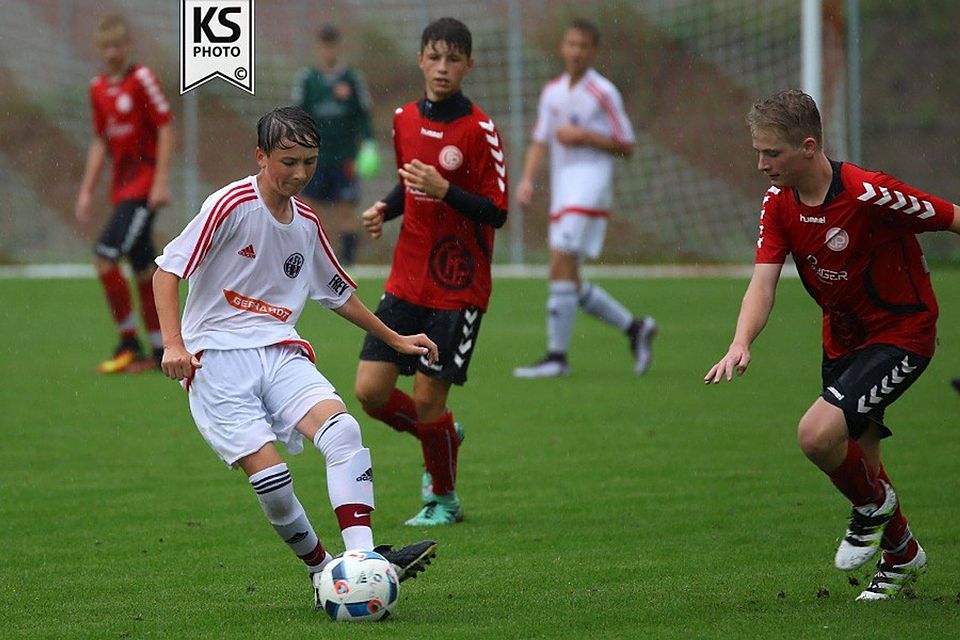 Der ASV Cham (weiß) überzeugte beim Heimspiel gegen den 1.FC Passau mit einer starken ersten Hälfte.F: Karl