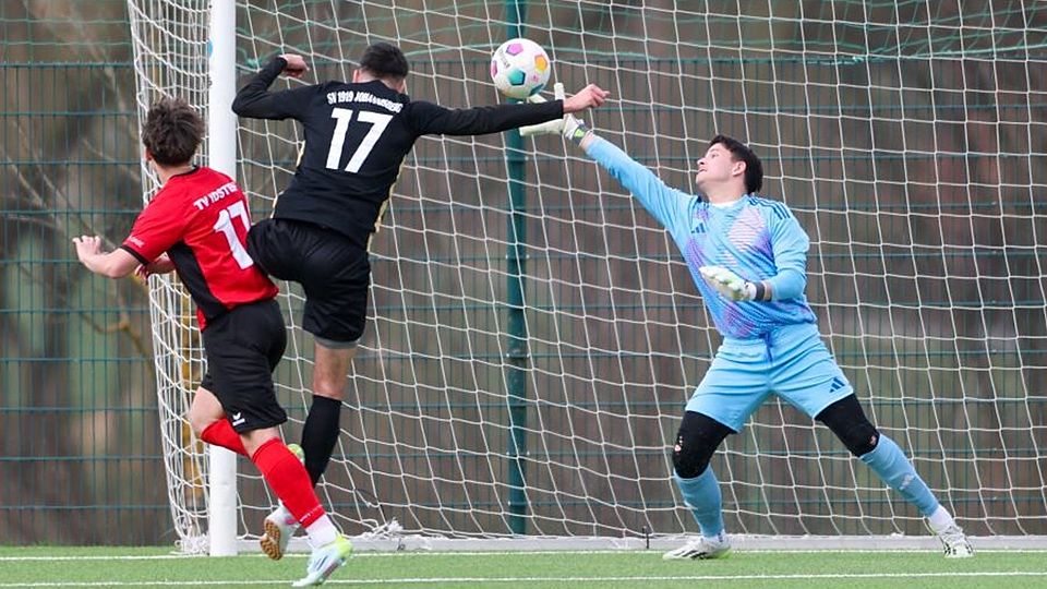 Bärenstark auf der Linie, aber beim tollen 4:3 des SV Johannisberg in Neuhof mit weitem Abschlag auch der Einfädler des Siegtors: SVJ-Keeper Sebastian Kufs. 	Archivfoto: Frank Heinen