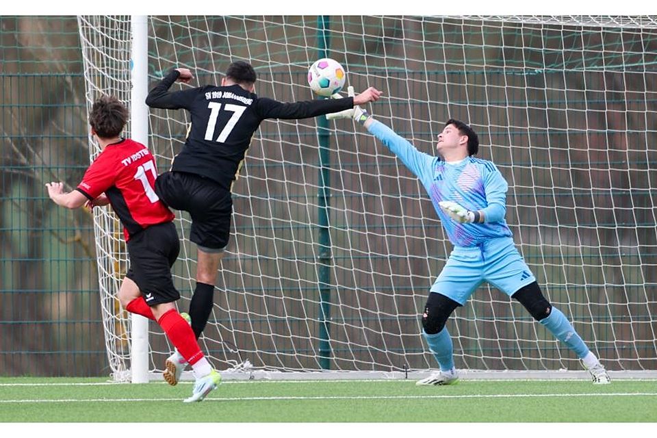 Bärenstark auf der Linie, aber beim tollen 4:3 des SV Johannisberg in Neuhof mit weitem Abschlag auch der Einfädler des Siegtors: SVJ-Keeper Sebastian Kufs. 	Archivfoto: Frank Heinen