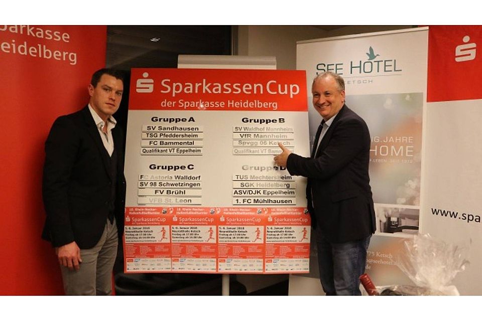 Hanno Balitsch (l.) und Stephan Brandhuber von der Sparkasse Heidelberg sind zufrieden mit der Auslosung. Foto: Fischer